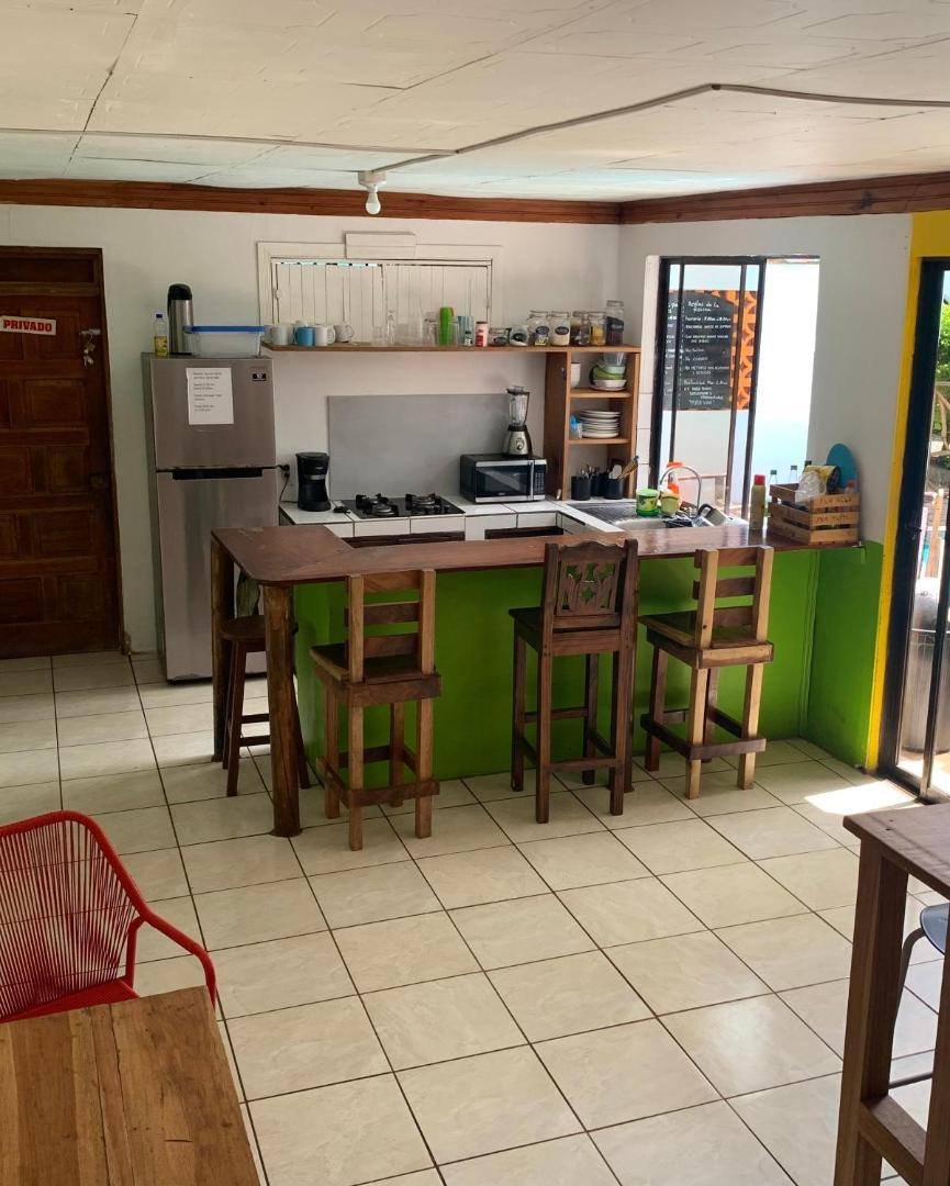 Cabinas Cahuita: shared kitchen with a table and chairs