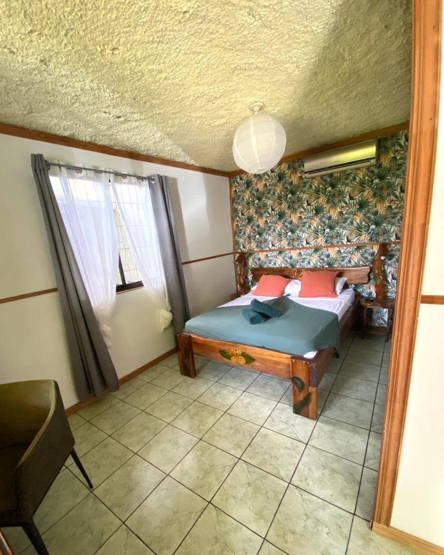 Cabinas Cahuita: room with tropical wallpaper