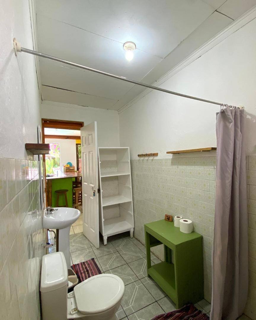 Cabinas Cahuita: private bathroom